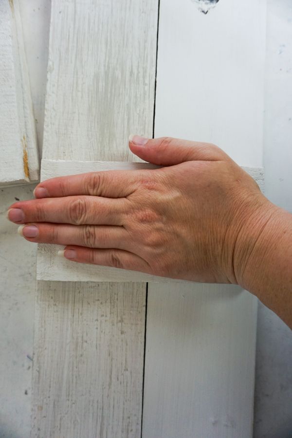 how to put a stablizing board on the back of a DIY Tis the Season Porch Leaner Sign