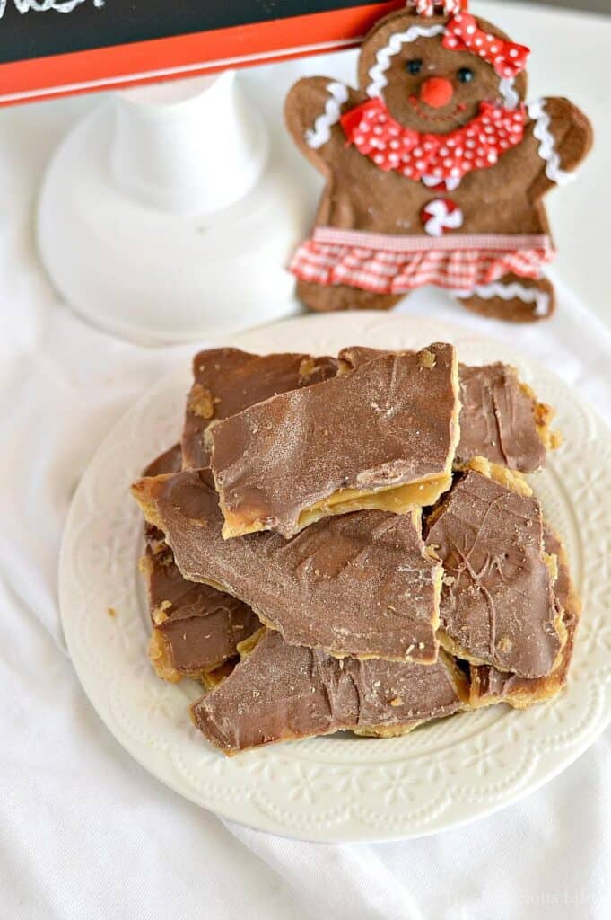 glutino christmas crackers on a plate